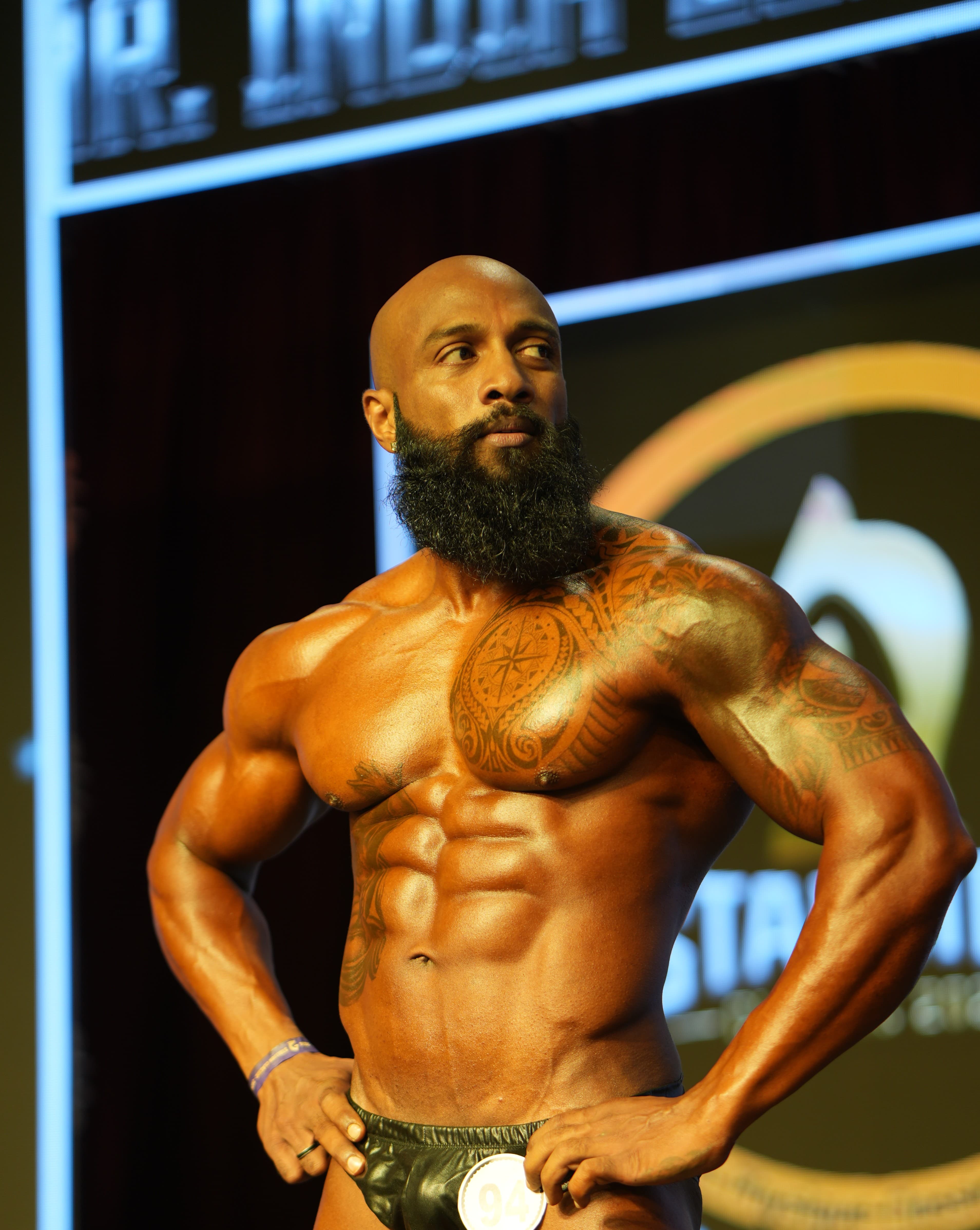 CLASSIC PHYSIQUE pose 1