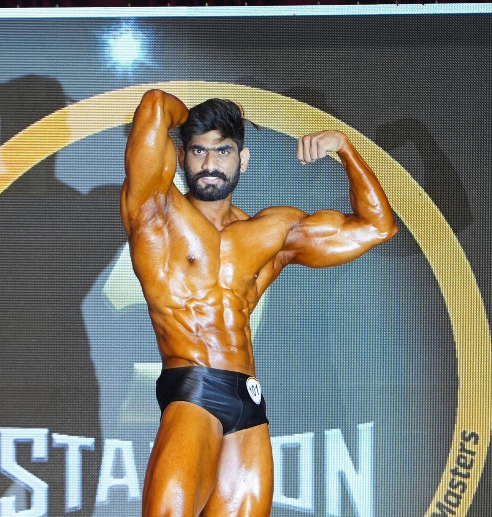 CLASSIC PHYSIQUE pose 2